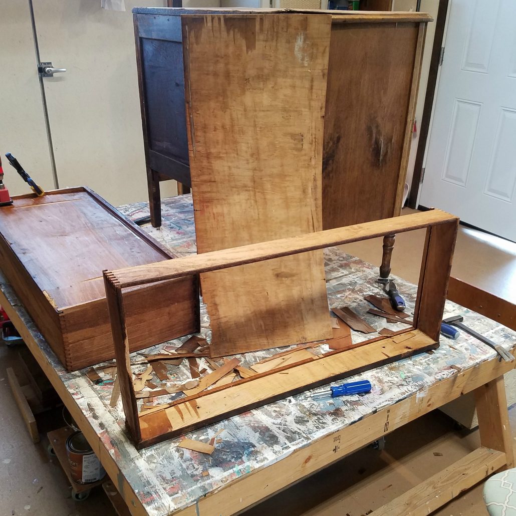 Repairing dresser draw is a bit challenging can can be done on a wood dresser. #dododsondesigns #veneerdamage #veneerremoval