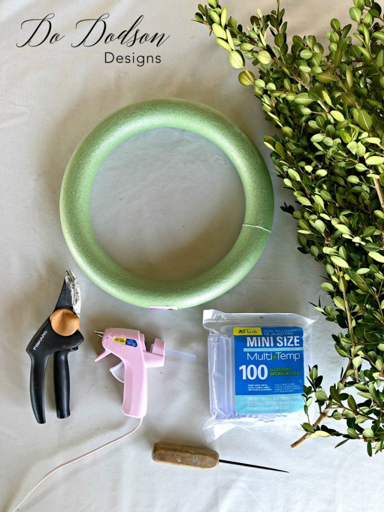 Here are the supplies that you will need to make an outdoor wreath with boxwood trimmings. Watch the easy DIY video tutorial on the blog. 