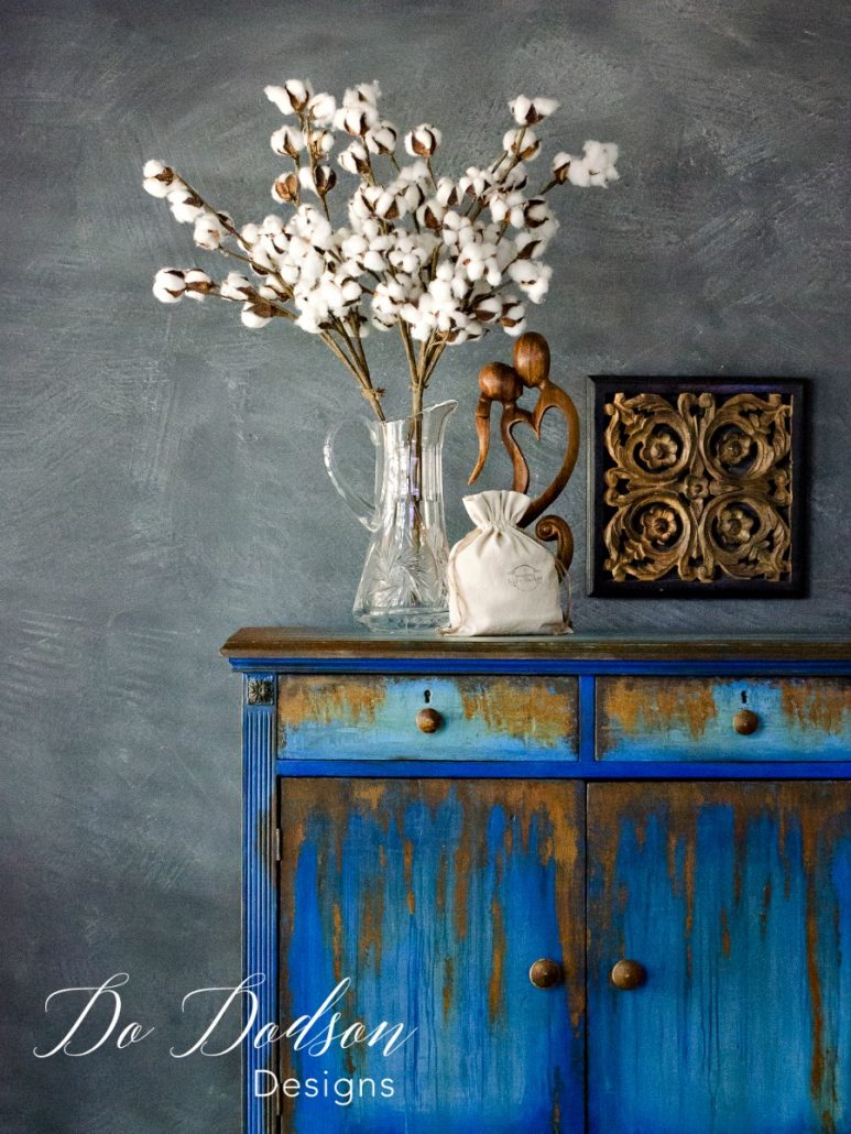 How to use oxidizing iron paint on second hand furniture. I wouldn't have ever dreamed that rust would looks this good on second hand furniture. Second hand furniture makeover. #dododsondesigns #repurposedfurniture #secondhandfurniture #paintedfurniture #rust #rustpatina #patina #diyproject