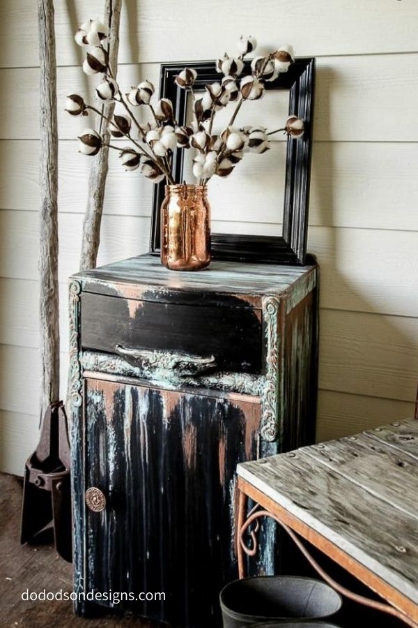 This amazing look was created by patina paint and gilding wax. 
