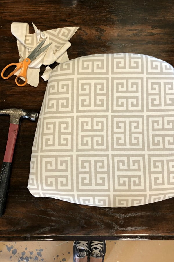 How To Reupholster A Chair Cushion The Easy Way #dododsondesigns #reupholster #upholstery #reupholsterchair #furniturereupholstery