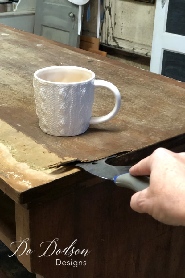 How to remove veneer with a paint scraper. 