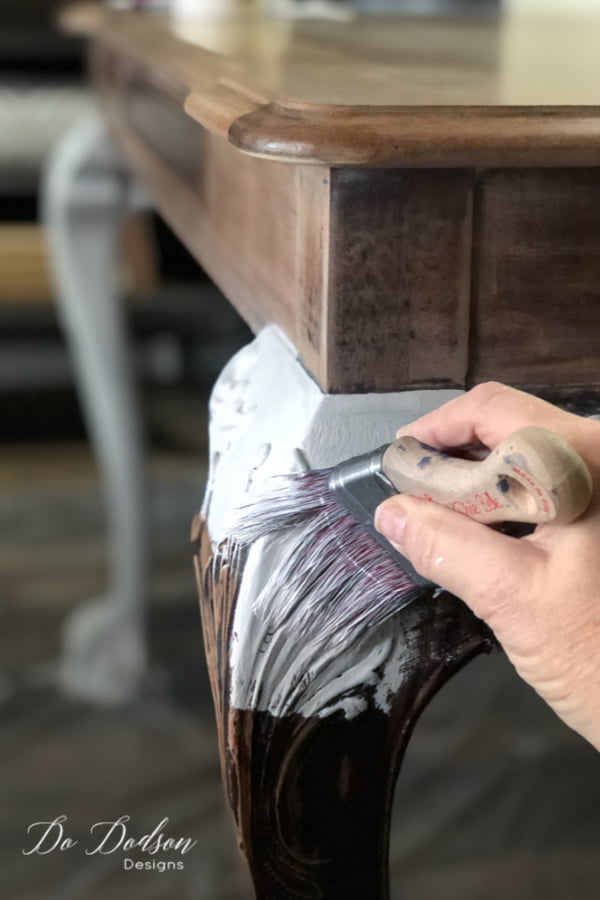 The farmhouse dining room table is coming along nicely. The last step of this whitewash wood table makeover is painting the legs with chalk mineral paint..