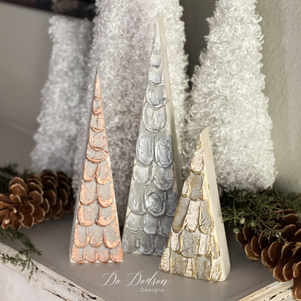 Anyone can makes these wood block Christmas trees! It's a fun and creative way to decorate your home for the holidays. 
