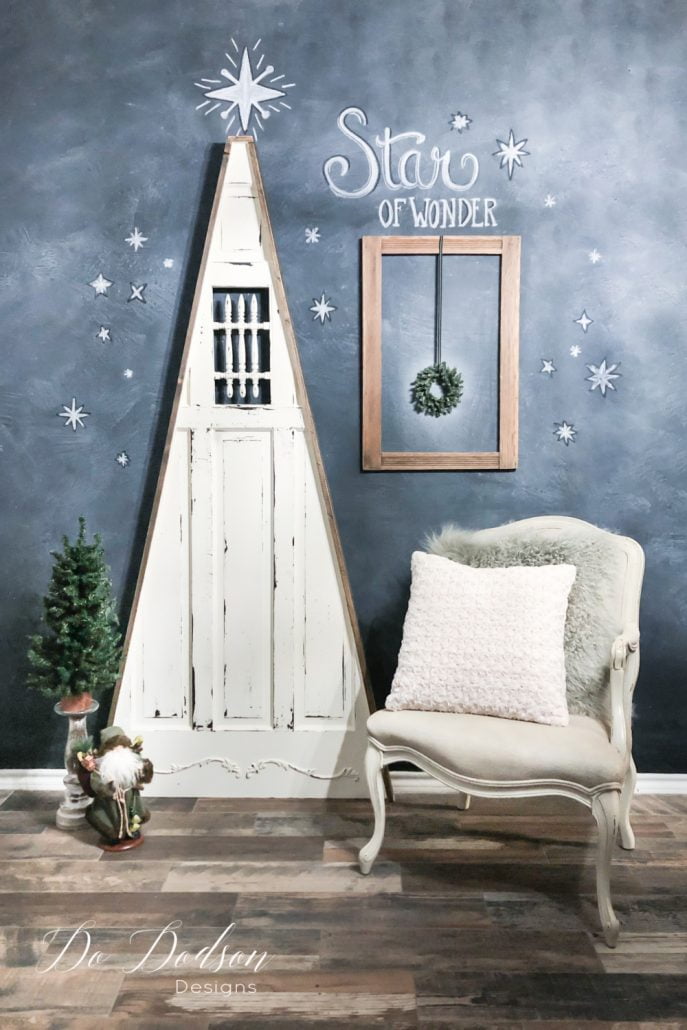 A Christmas tree made out of a door? OMG! I got to try this. This looks like a fun DIY Christmas craft idea.